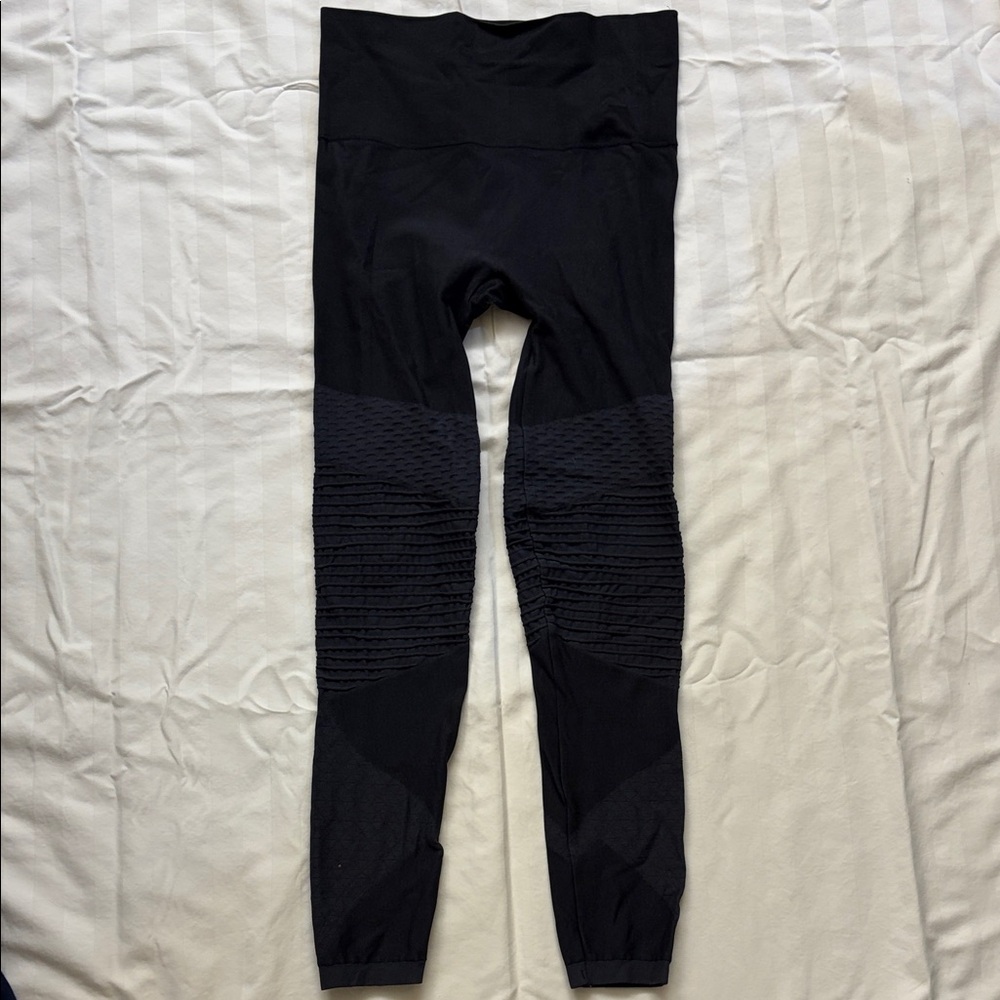 Spanx Moto Leggings Size M Black High Rise Textured Knee Workout Yoga Sculpt